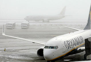 Un avió de Ryanair, aturat ahir per la neu a l'aeroport de Barajas. <br/>