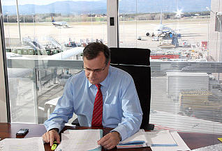 El director, Lluís Sala, al seu despatx a l'aeroport de Girona. 
<br/>